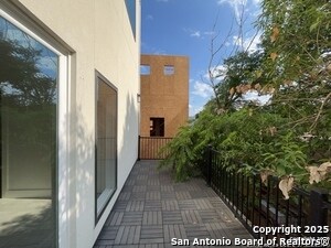 Building Photo - 2615 S Flores St