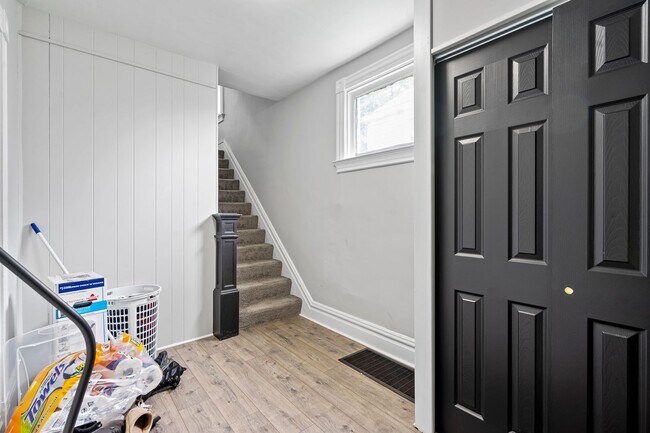 Building Photo - 388 Ingomar St