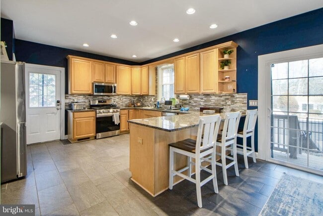 Building Photo - 7420 Mayflower Ct