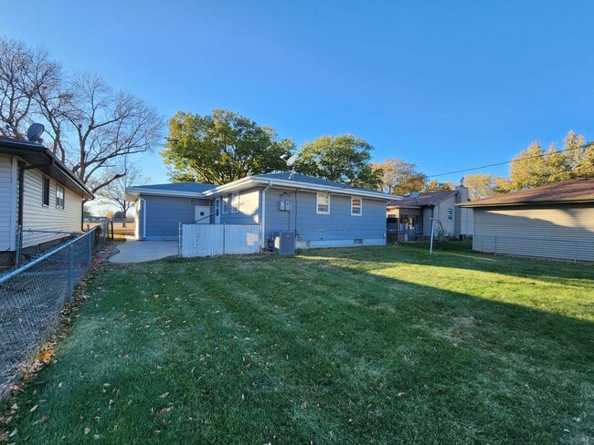 Building Photo - 1115 N Sherman Ave