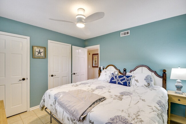 Building Photo - 3800 Saxon Dr