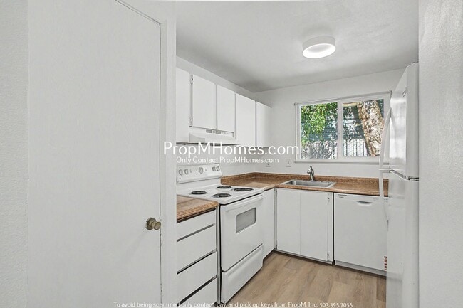 Building Photo - Updated Two Bedroom Duplex in Sellwood - Garage Included!