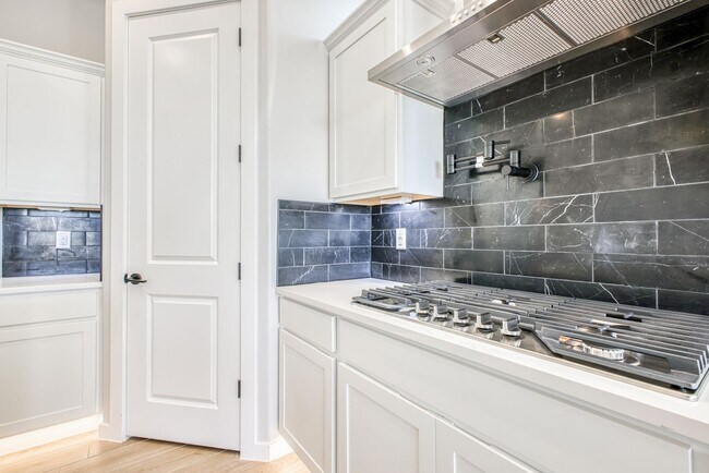 Building Photo - Beautiful East side House 4 bed-2.5 baths, part of The  Club that includes Swimming Pool, Gym, Te...