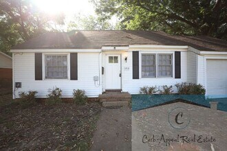 Building Photo - Recently renovated 3 bed, 1.5 bath home - back deck, garage, fenced yard!!