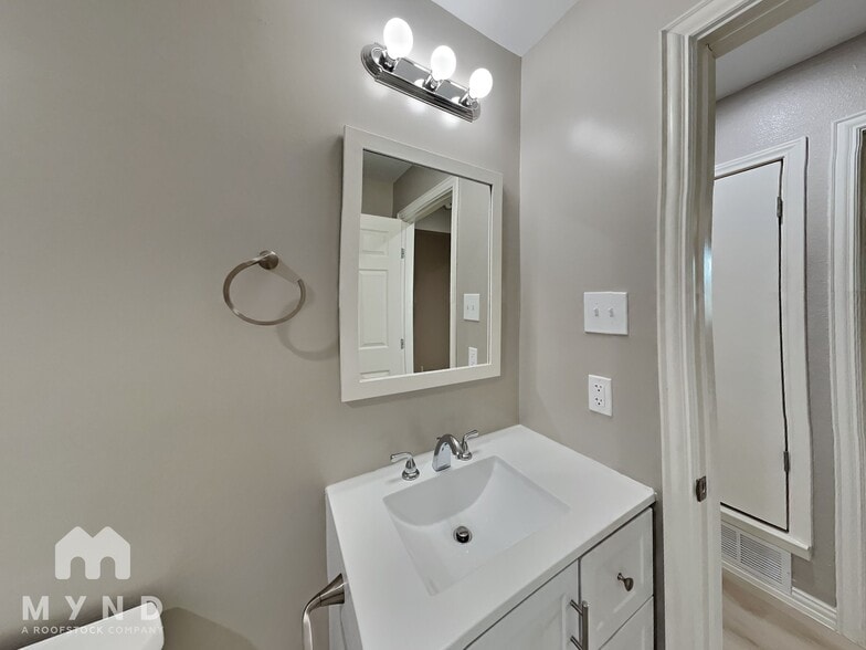 Building Photo - 204 E Ave C