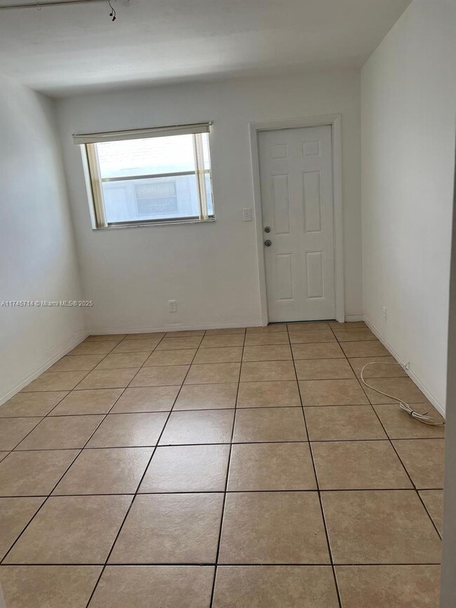 Building Photo - 1 bedroom in Hallywood FL 33020