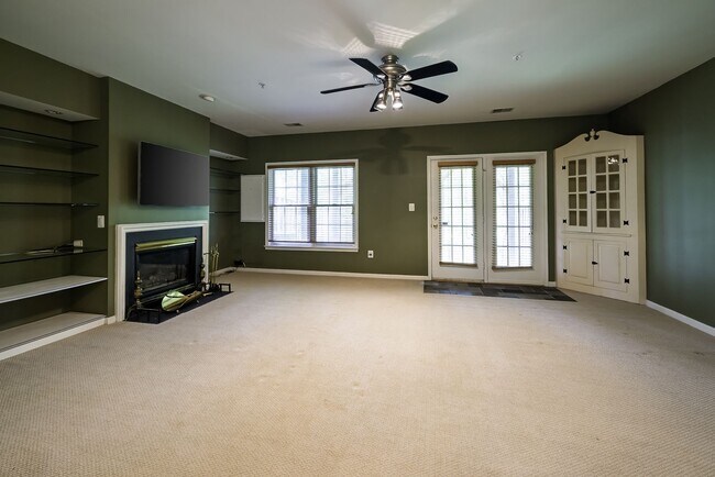 Building Photo - Tower Oaks First-Time Townhome in Rockville is Move-in Ready!