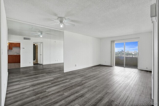 Building Photo - 900 NE 18th Ave