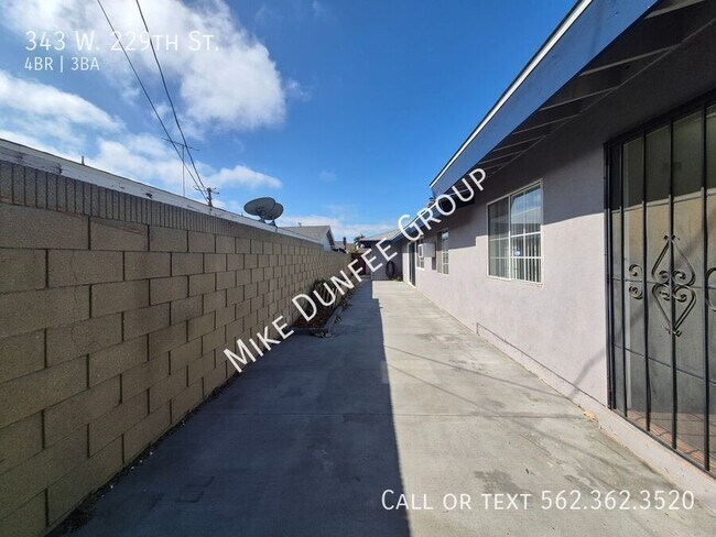 Building Photo - 343 W 229th St