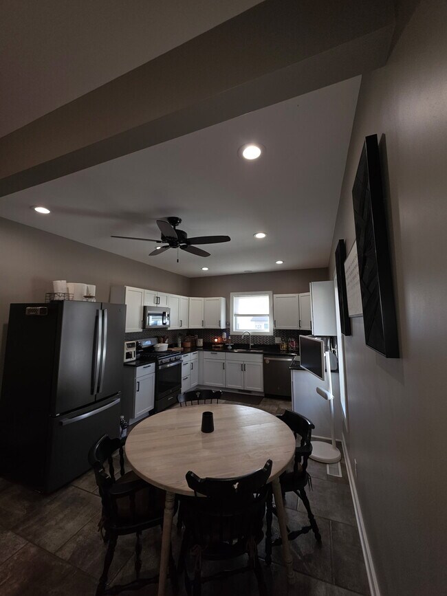 Building Photo - 329 N School Ave