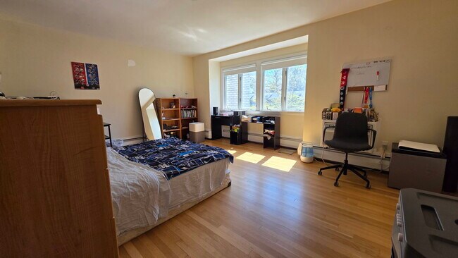 Building Photo - 1017 W Roxbury Pkwy