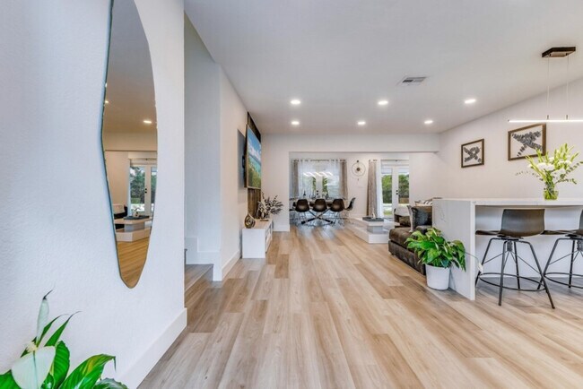 Building Photo - 834 SW 14th Ct