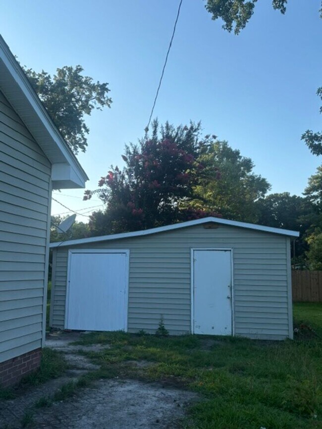 Building Photo - 312 Wood Haven Dr