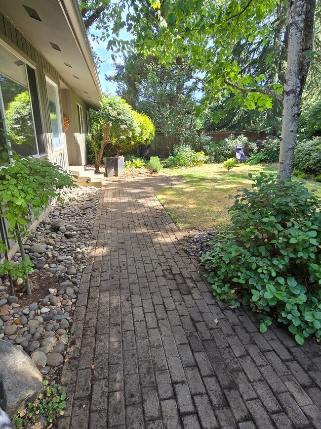 Building Photo - Popular West Linn! Tons of Space and great...