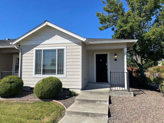 Building Photo - 55 Plus Community-1 Bedroom 1 Bath---Bonus Room/Office Space-Located in Friendly Central Point