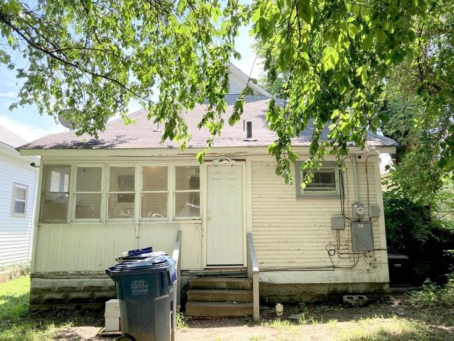 Building Photo - 2 Bed 1 Bath Home