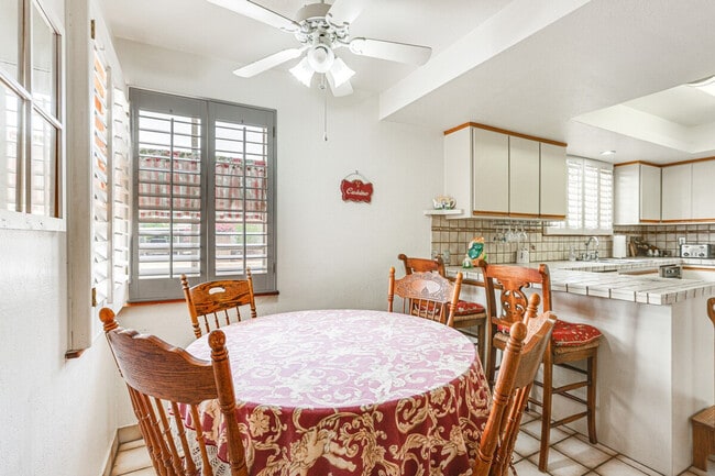 Building Photo - 107 W Windsor Ave