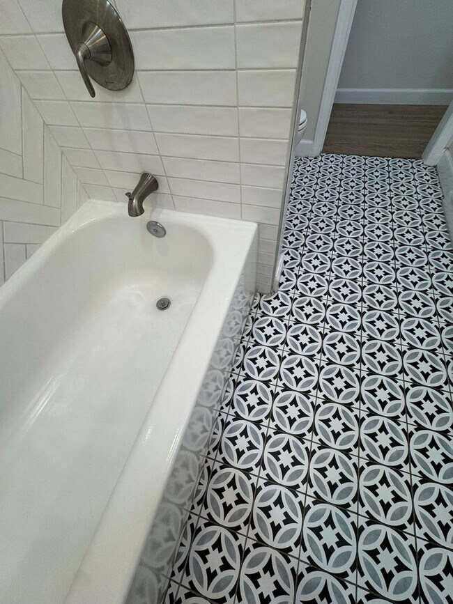 Building Photo - Beautiful 3 bedroom 2 bath Pool Home...  this one is a SHOW STOPPER