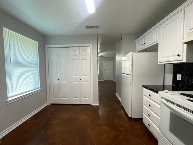 Building Photo - 203 Memory Ln
