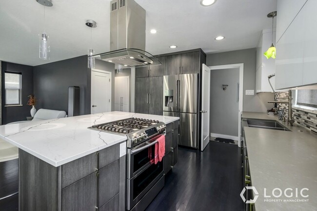 Building Photo - Beautiful Home in Salt Lake!
