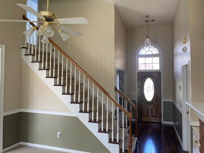 Building Photo - Lakefront family home