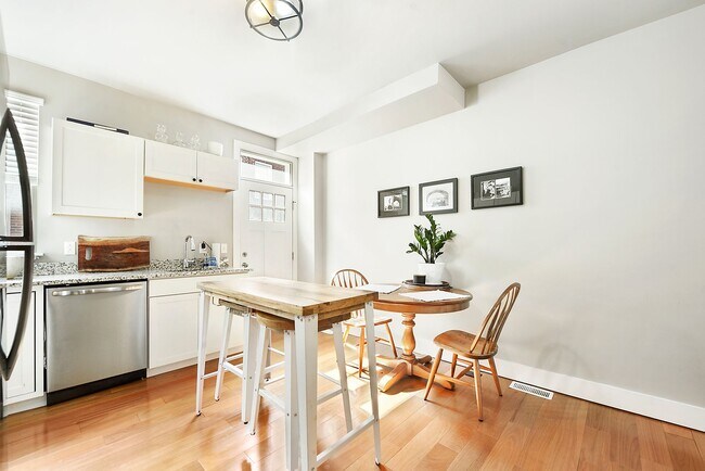 Building Photo - Completely remodeled 2 bedroom/office in Lawrenceville