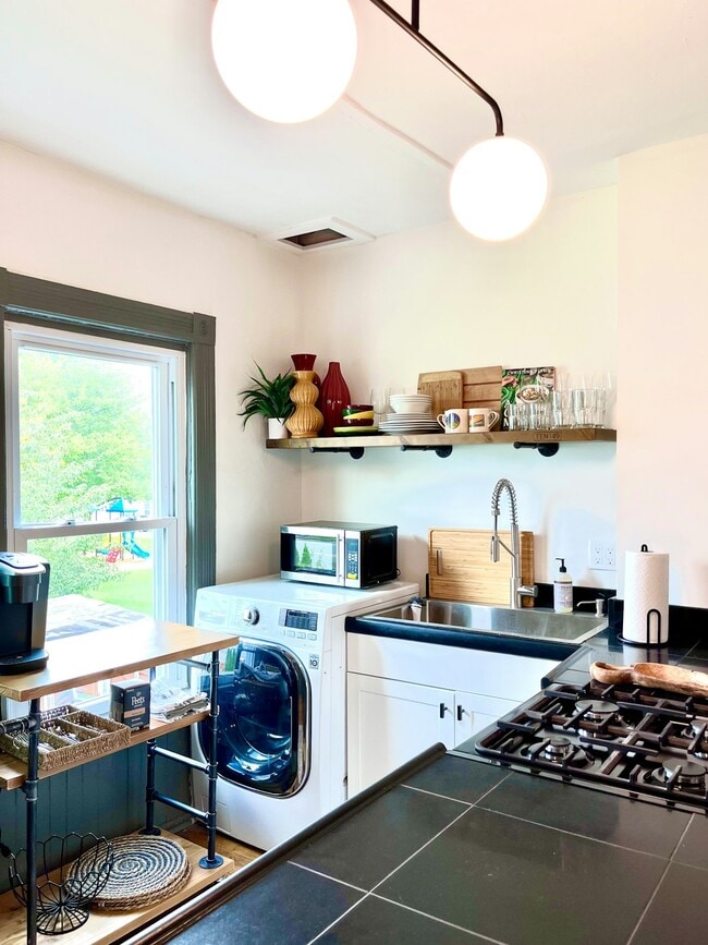 Building Photo - 710 3rd Ave