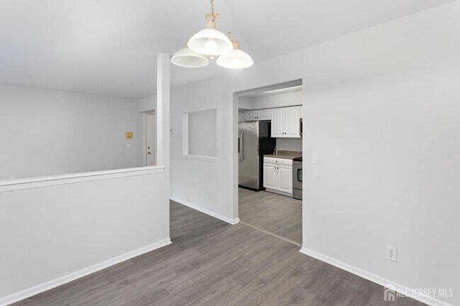 Building Photo - 3231 Sayre Dr