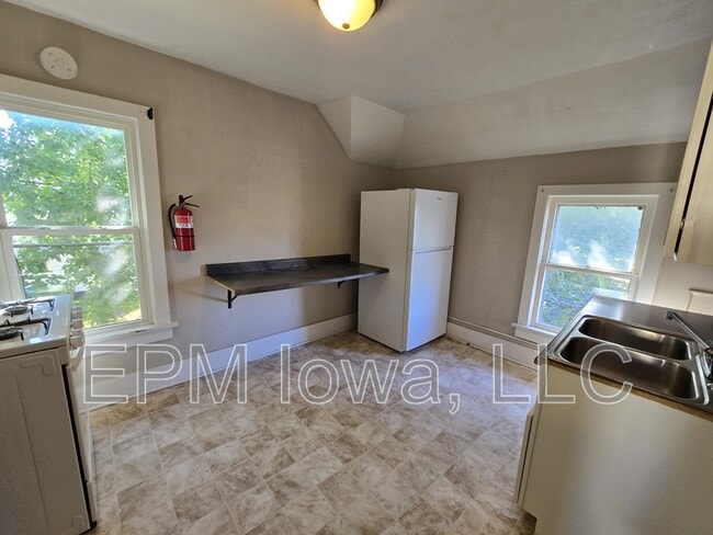 Building Photo - 437 1/2 Riehl Street
