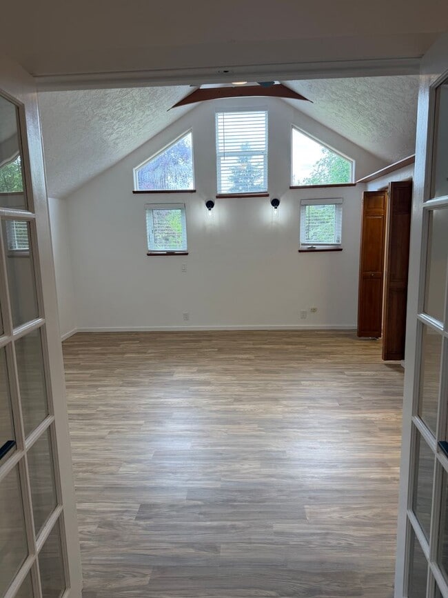 Building Photo - Luxury 1 bedroom 1 bath duplex in a great neighborhood!