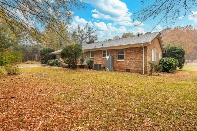 Building Photo - Available 5/9! Charming & Convenient Brick Ranch