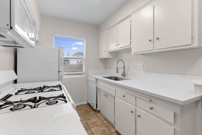 Building Photo - 1512 E Florida St