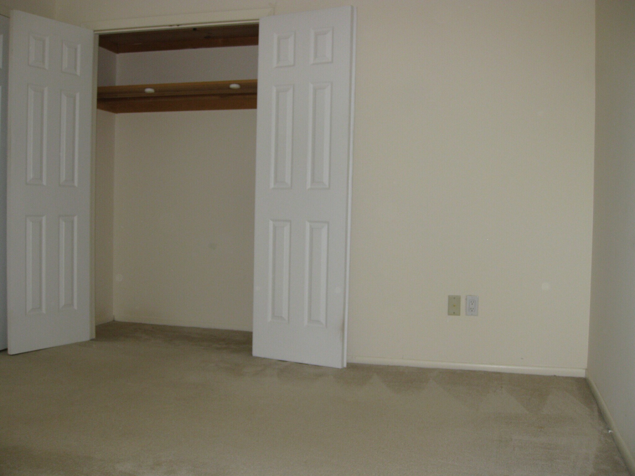 Building Photo - 42 Maple St