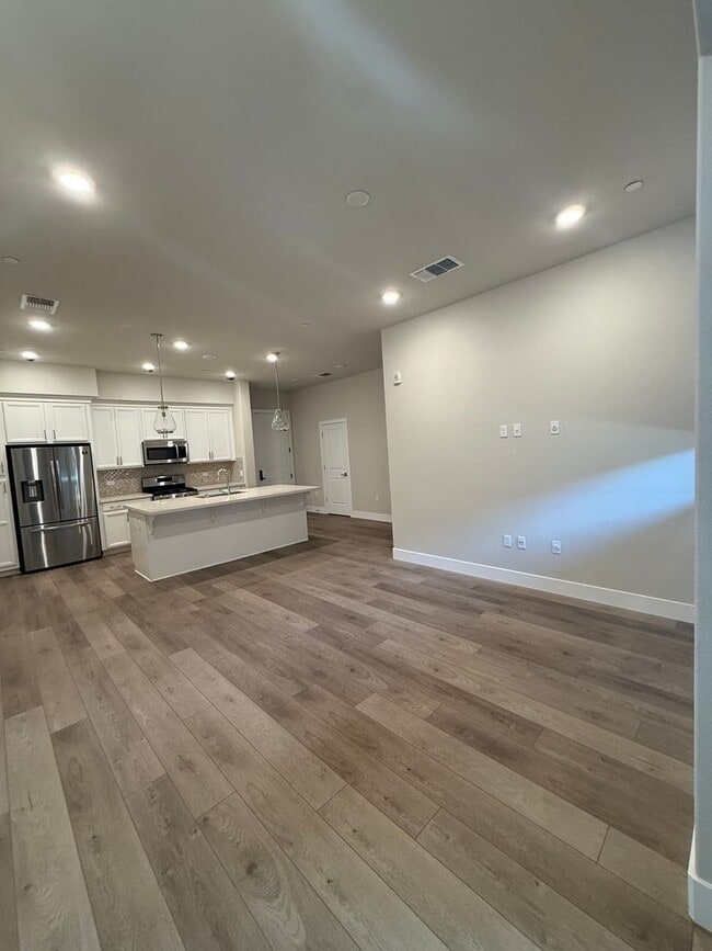 Building Photo - Premier 2/2 Condo in The Cannery