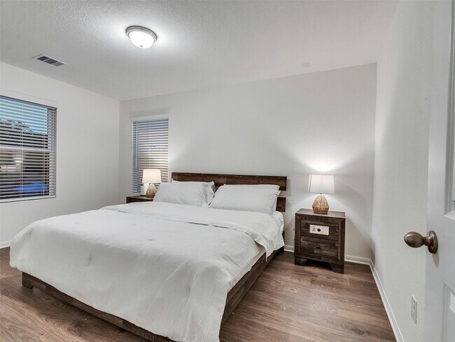 Building Photo - 405 Magnolia Ln