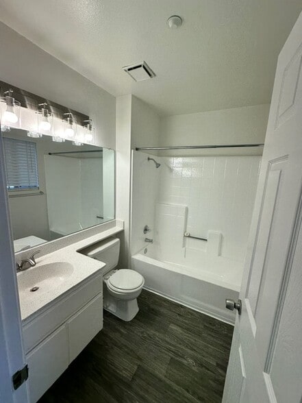 Upstairs bedroom w/ bathroom and balcony - 764 W Phillips St