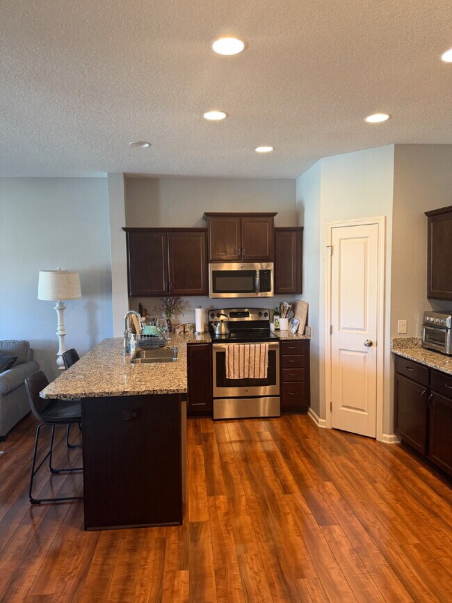 Building Photo - Charming 3-Bed 2.5-Bath Townhouse with Granite Finishes Near Jordan Creek Town Center