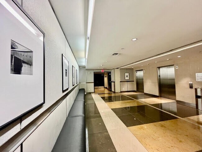 Building Photo - Rare luxury downtown condo w/parking, pool, hot tub and roof deck w/Bay Bridge Views!