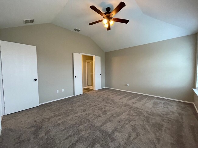 Building Photo - COMING SOON - 3 BEDROOM 2 BATH HOME IN SW ...