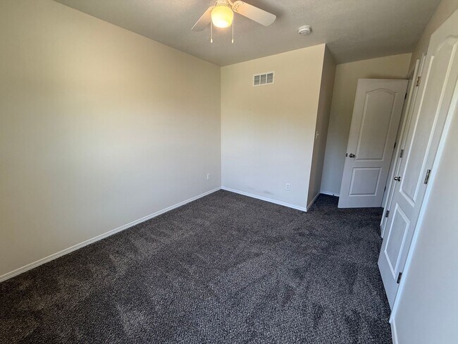 Building Photo - Beautiful 4 Bedroom!