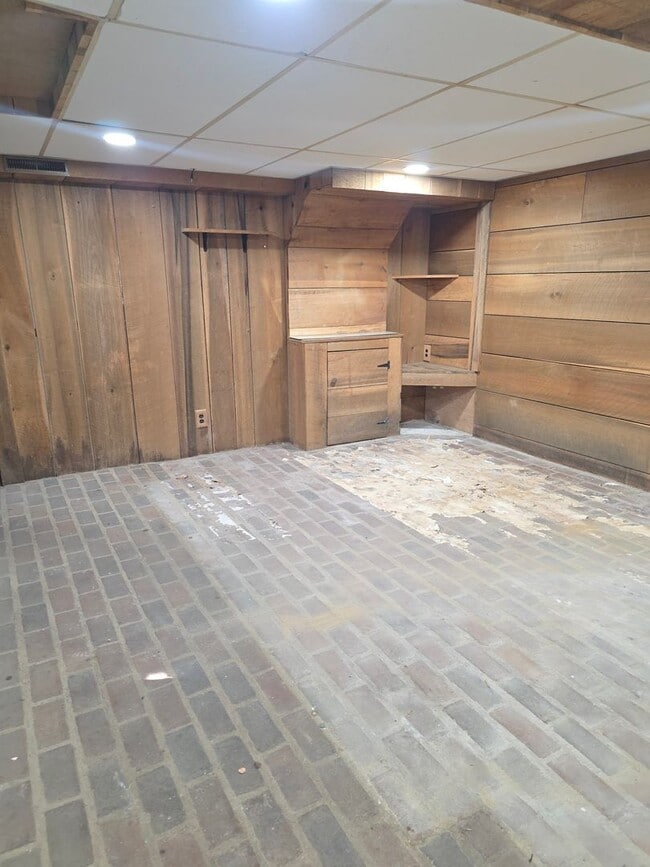 Building Photo - McDaniel Heights Single Family Home