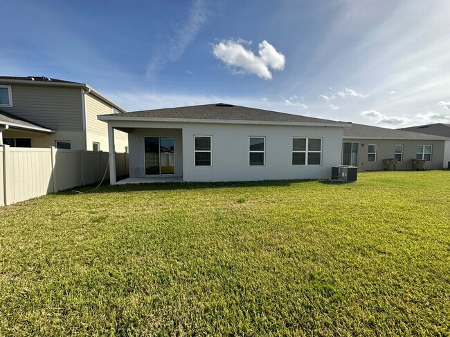 Building Photo - This amazing 4 bedroom, 2 bathroom single ...