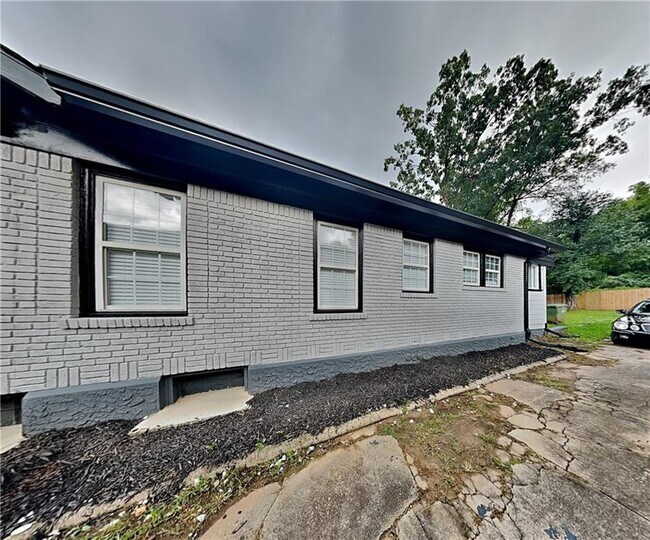Building Photo - 2147 Cascade Rd