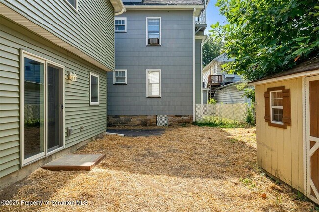 Building Photo - 822-822 Delaware St