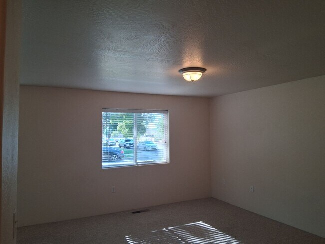 Building Photo - Comfortable 2-Bedroom Apartment in Desirab...