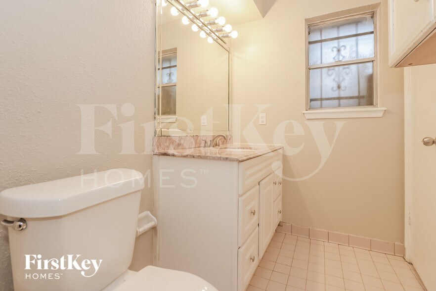 Building Photo - 2005 Tulsa St