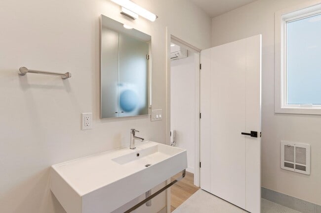 Building Photo - 4Bed 3.5 Bath - Views - Studio