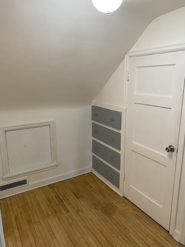 Building Photo - 229 Broadway St E