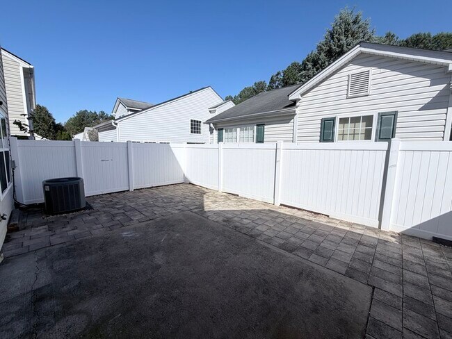 Building Photo - House 4 Beds 3 Baths