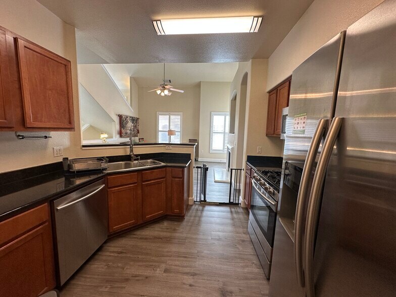 Building Photo - 5350 Dunlay Dr